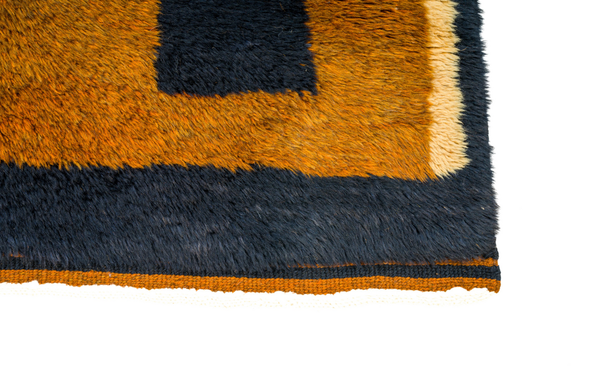 The H Rug
